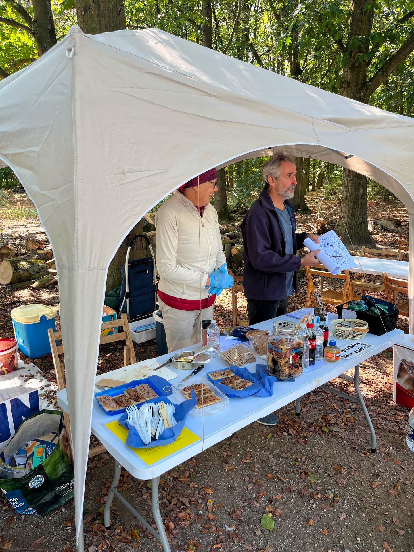 Vrijwilligers aan een standje op een event